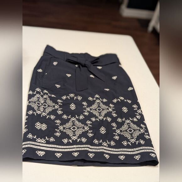 Ann Taylor Navy Embroidered Bow Skirt SZE 2 Midi Paperbag Floral Coquette Office - Picture 9 of 13